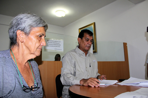 Alcalde del municipio Vargas firmando los títulos de tierras urbanas